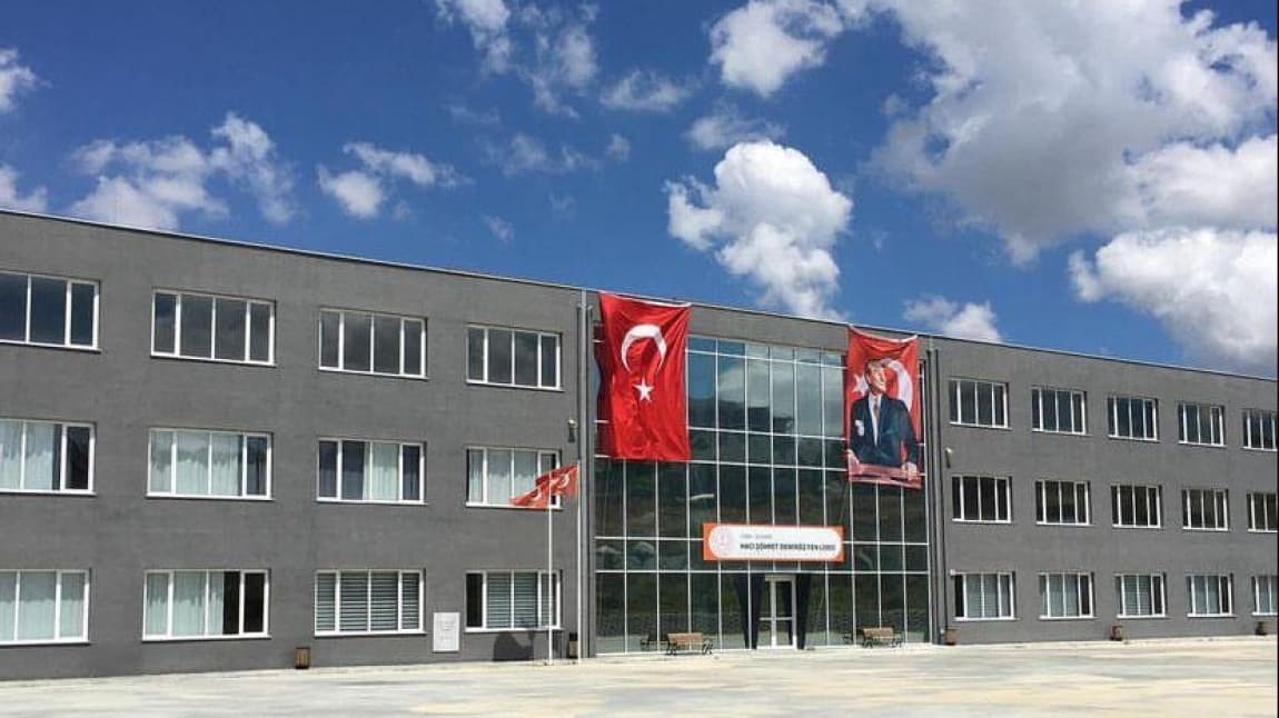 Hacı Şöhret Demiröz Fen Lisesi kampüsü ve bayrak direği