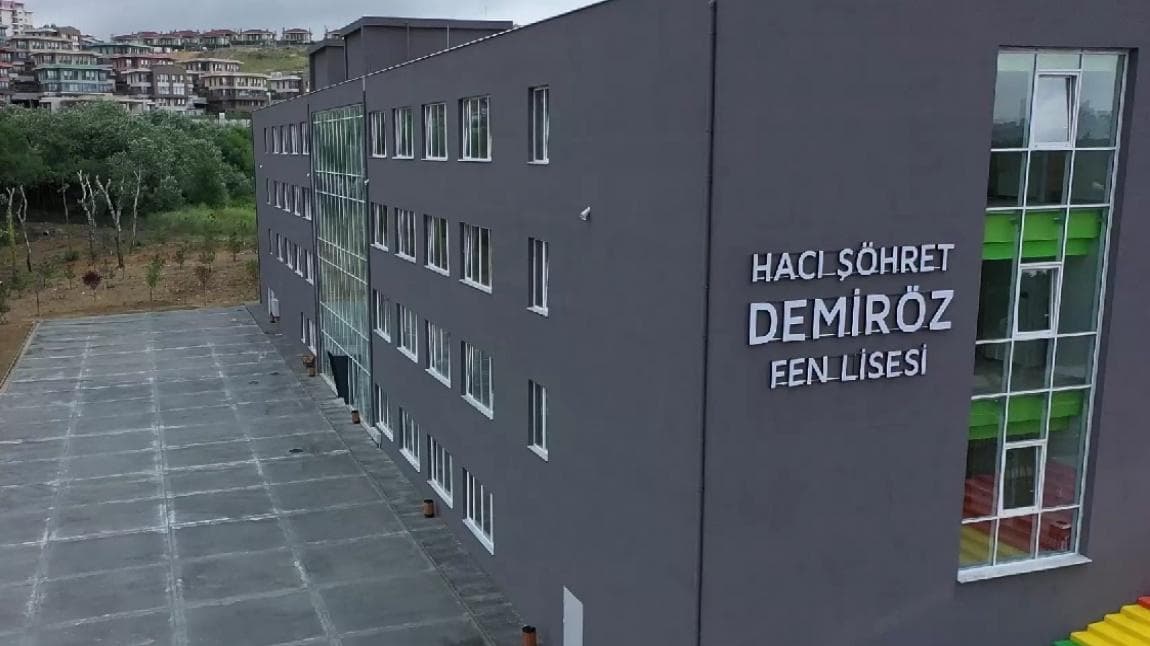 Hacı Şöhret Demiröz Fen Lisesi binası — cephesinde okulun adı yazılı